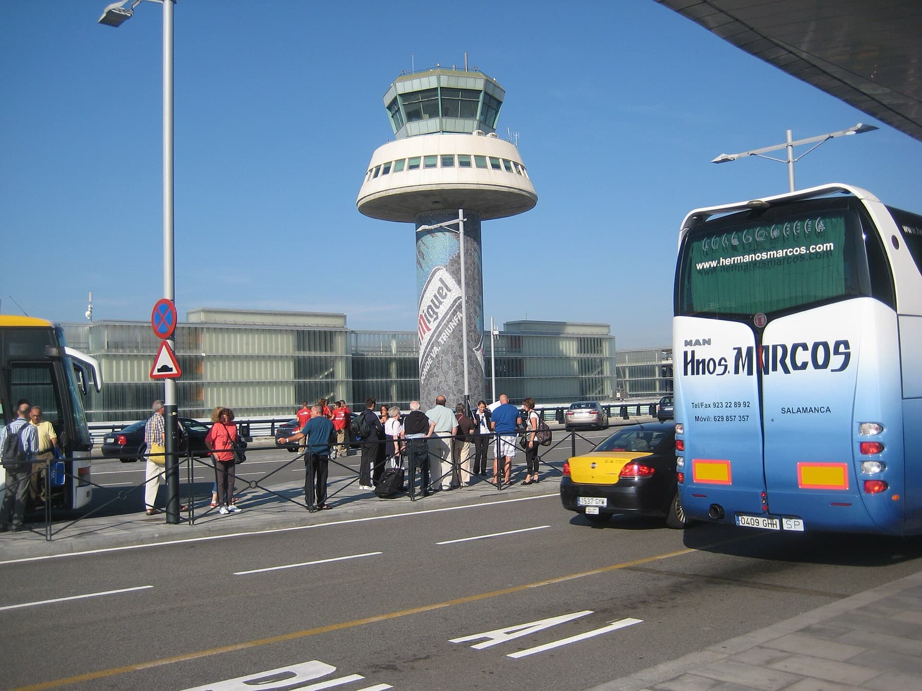 Terminal de aeropuerto al anochecer