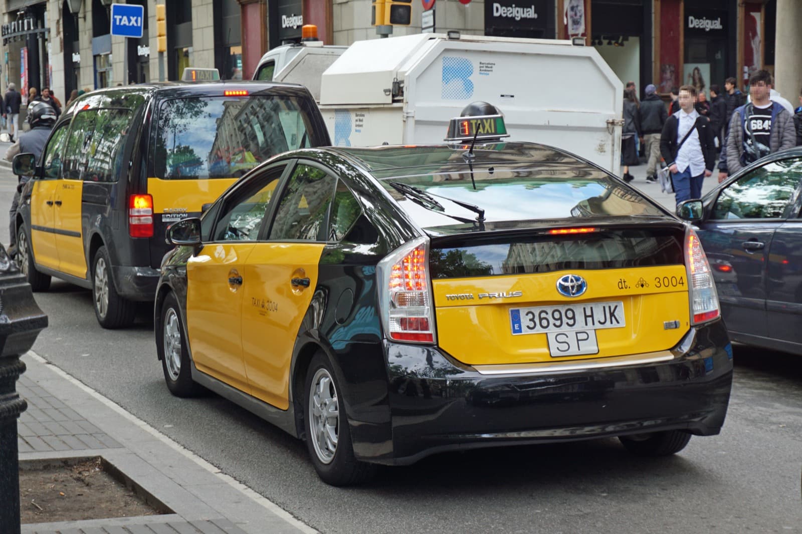 Prius Plus taxi de Barcelona aparcado en la calle